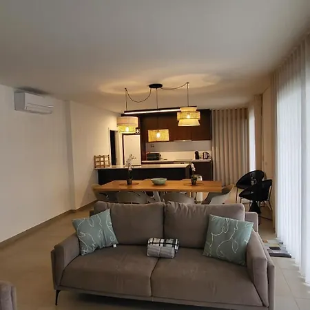 Silver Coast: Luxe Coastal Retreat With Pool Views Apartment *